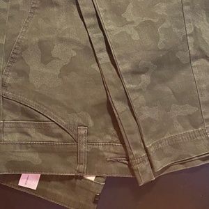 (NEW) Camo Cargo Pants Size 6